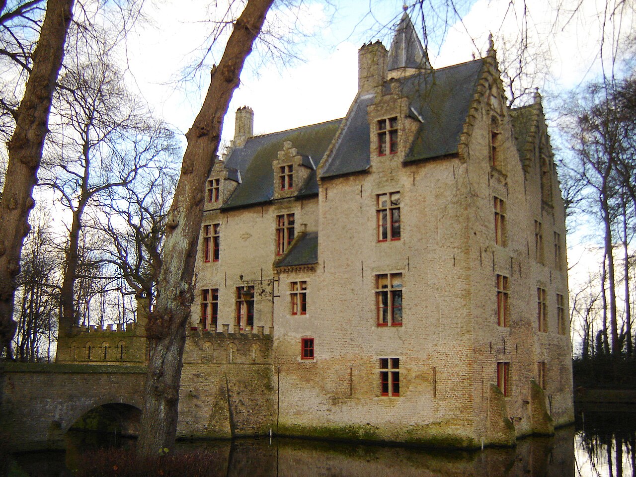 Kasteel Beauvoorde met bakstenen trapgevels, toren en slotgracht, gefotografeerd in 2006