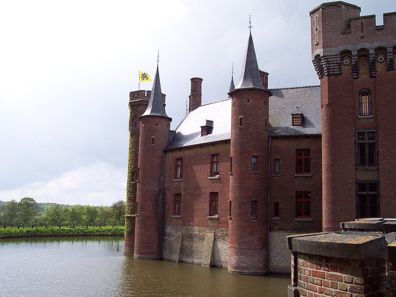 Kasteel Wijnendale met slotgracht, brug en gekanteelde toegangstoren, gefotografeerd in 2008