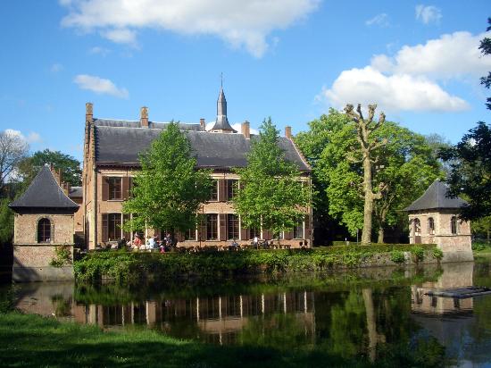 Kasteel Walburg in Sint-Niklaas - waterburcht met restaurant en stadspark